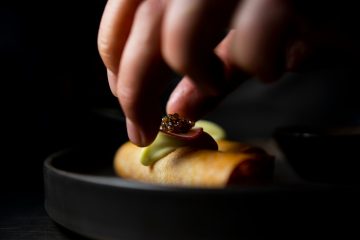découvrez le monde raffiné du caviar, un mets d'exception apprécié des gourmets. apprenez tout sur ses variétés, ses origines et comment le déguster pour une expérience culinaire inoubliable.