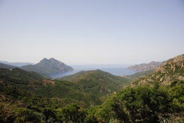 découvrez la beauté sauvage de la corse : plages paradisiaques, villages pittoresques et montagnes majestueuses vous attendent pour un séjour inoubliable sur l'île de beauté.