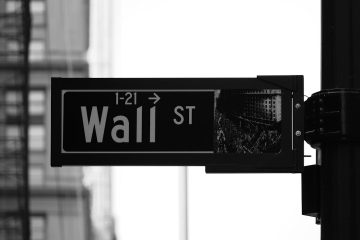 découvrez comment wall street fait preuve de résilience face aux défis économiques, en s'adaptant et en innovant pour maintenir sa position dominante sur les marchés financiers mondiaux.
